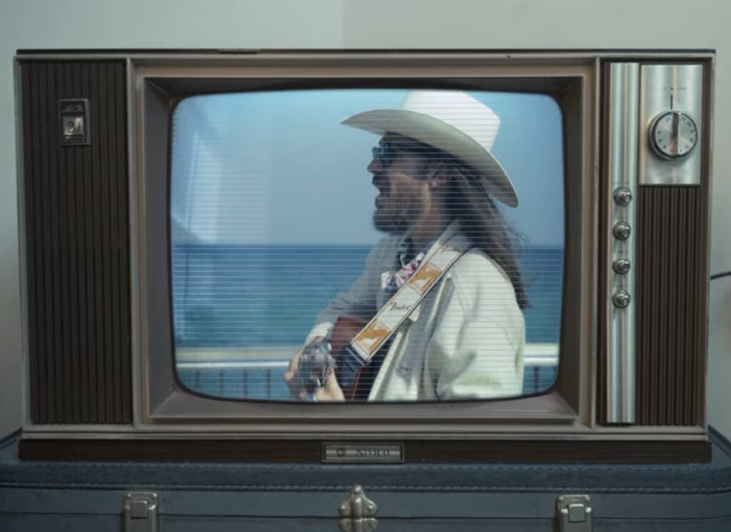 Carlos Sadness en una tele antigua en el videoclip de Quemar mis barcos junto a Nasa Histories