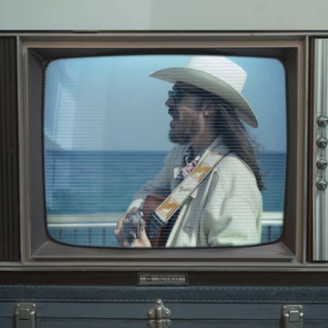 Carlos Sadness en una tele antigua en el videoclip de Quemar mis barcos junto a Nasa Histories
